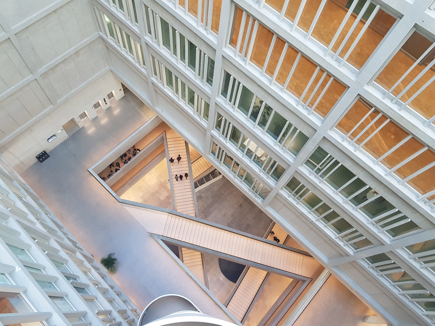 Immobilienmanagement Carmen Schwab GmbH - Gebäudeinnenansicht von oben